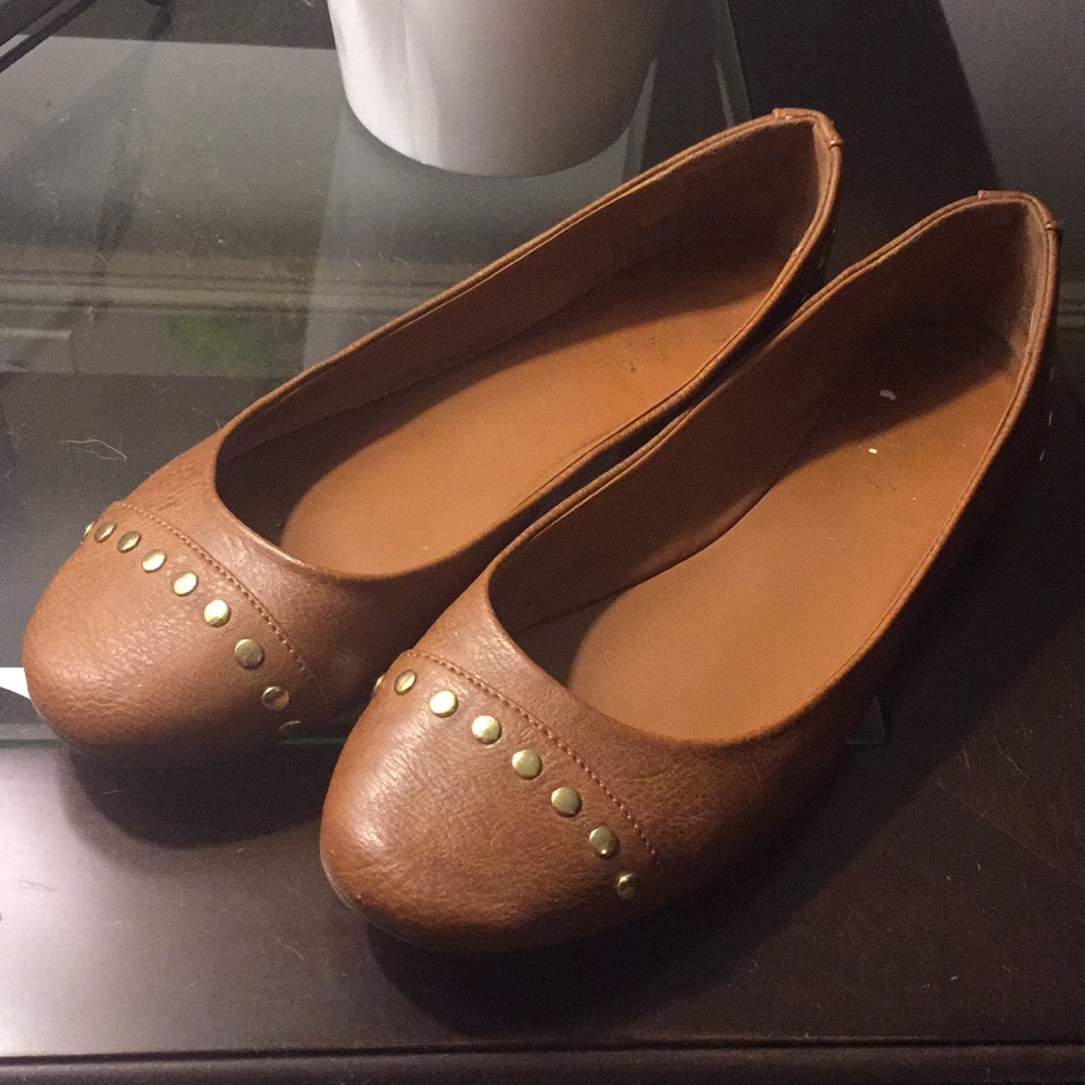Candies camel colored brown flats w/ gold details